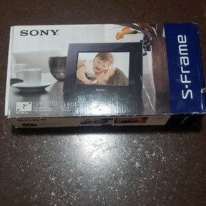 SONY DPFD72N/B 7" LCD DIGITAL PHOTO FRAME.  Missing stand but can be hung on wal